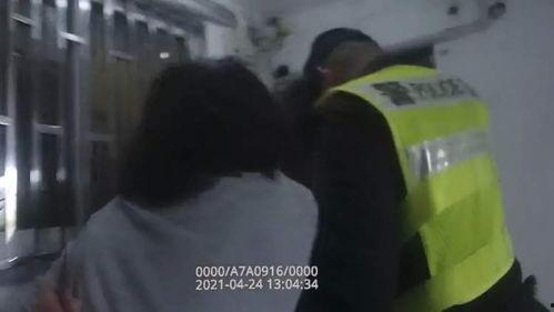 轻生女子在线吃瓜视频,轻生女子在线吃瓜，引发网友热议