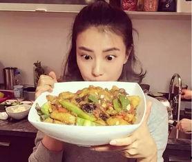 外国女吃酸辣瓜视频播放,外国美女尝鲜，网友热议全球美食文化碰撞