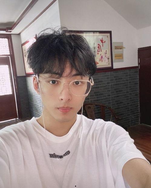 外国女吃酸辣瓜视频播放,外国美女尝鲜，网友热议全球美食文化碰撞