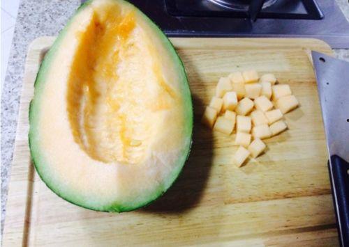 客人喂技师吃哈密瓜视频,一场温馨的互动瞬间