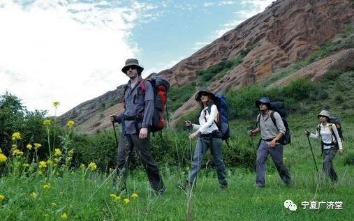 爬山吃瓜女游客视频播放,现代版“闲适生活”