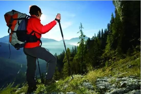 爬山吃瓜女游客视频播放,现代版“闲适生活”